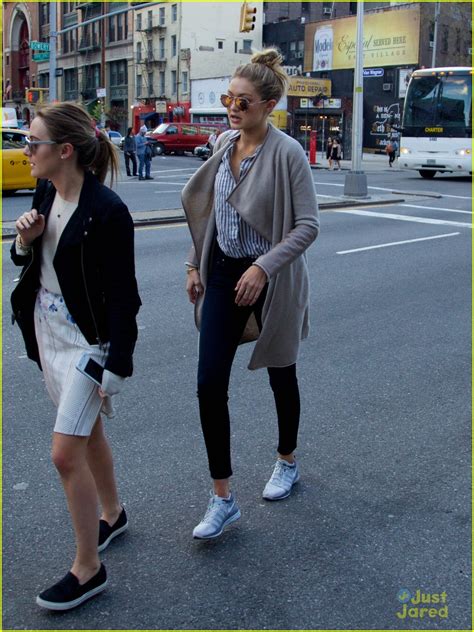 Gigi Hadid Successfully Hails A Cab In Nyc Photo 671122 Photo Gallery Just Jared Jr