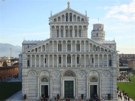 Lo Schizzo Dellartista La Facciata Del Duomo Di Pisa Presenta