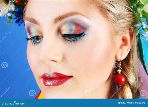 Maquillage De Femme De Portrait Avec Des Fleurs Sur Le Fond Bleu Photo Stock Image Du Bleu