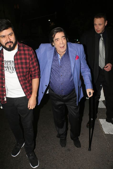 Su vocación por la música se inició en la niñez, a los 14 años ya era profesor de piano. Las fotos del festejo de los 75 años de Cacho Castaña ...