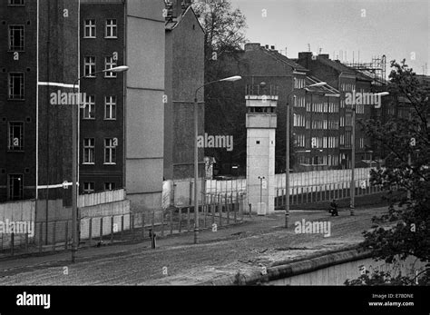 The Berlin Wall In 1986 Stock Photo Alamy