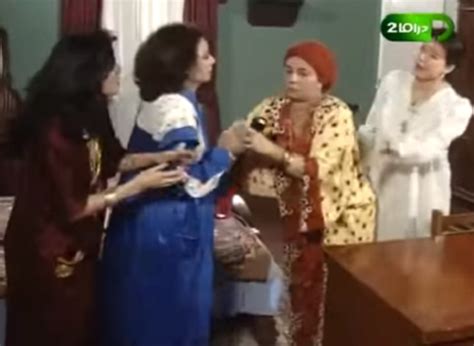 فاطمة كشرى واحدة من الكومبارسات، التى تتمتع بخفة الظل وهو ما جعلها الأكثر شهرة فى عالم الكومبارسات، حيث يستعين بها نجوم الكوميديا فى أفلامهم، دخلت مجال الفن عن طريق الصدفة، حيث كانت ذاهبة لشراء شىء ما وفى الشارع الذى تواجدت فيه كان هناك عمل يتم. من عائلة عبد الغفور البرعى.. 5 مشاهد جسدت علاقة الأم ...