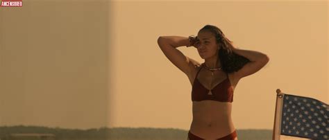 Madison Bailey Nue Dans Outer Banks