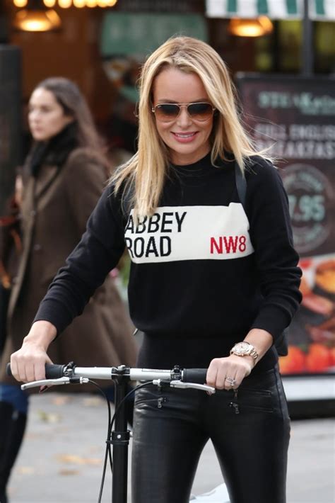 Amanda Holden Doesnt Let Broken Leg Slow Her Down And Scoots To Work Metro News
