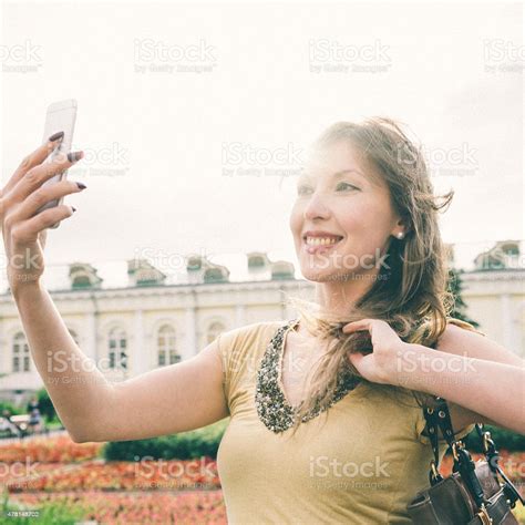 활기참 여자 셀프샷 알렉산더 정원 모스크바 러시아 2015년에 대한 스톡 사진 및 기타 이미지 2015년 30 34세