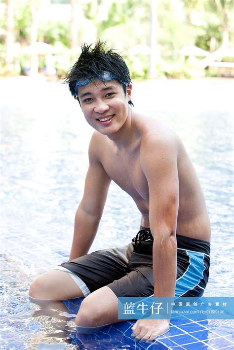 青年男子在泳池边 蓝牛仔影像 中国原创广告影像素材