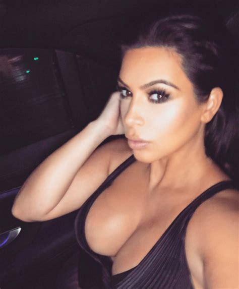 Kim Kardashian Exibe Decote Generoso Em Selfie Ofuxico