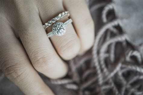 A Perfect Match How To Find The Perfect Wedding Band To Match Your Engagement Ring Noémie