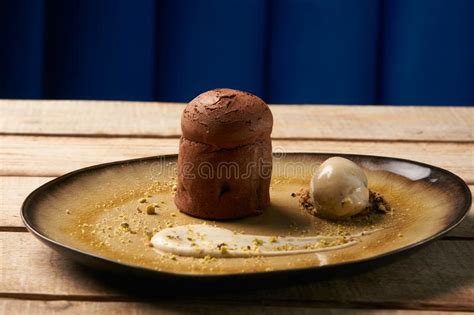 Schokoladen-Fondantkuchen Und PistazienEiscreme Mit Englischem Kreatin ...