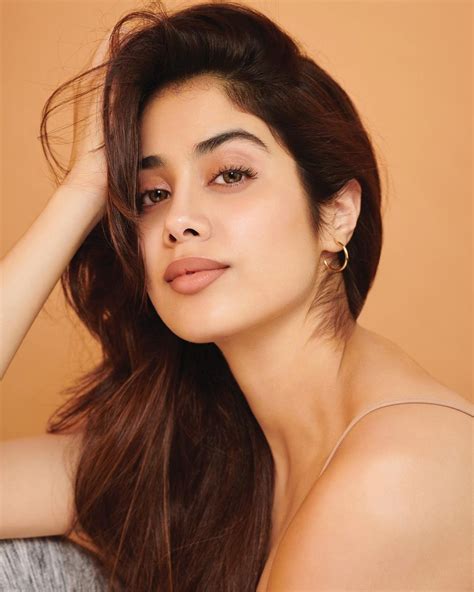 Janhvi Kapoor Amps Up The Glam Quotient With Her Makeup Game See Her