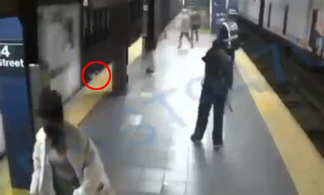 Todayheadline Terrifying Moment Crazed Nyc Subway Rider Shoves Stranger Onto The Tracks Moments