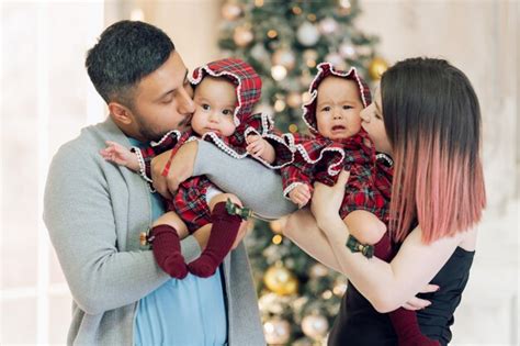 Madre Y Padre Besando A Bebés Gemelos Idénticos Familia Feliz Padres E