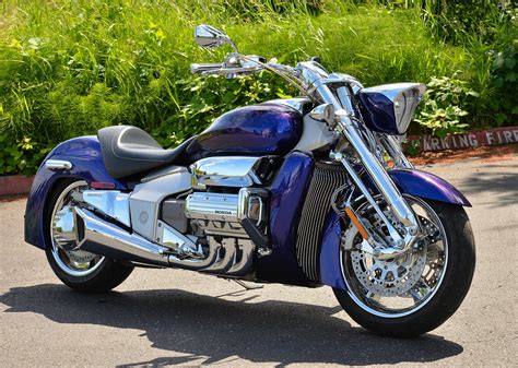 Take the mystic rune knife in hand and fulfill your destiny! 2004 HONDA Valkyrie Rune