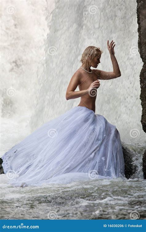 jeune femme de torse nu dans un fleuve photo stock image du humide nature 16030206
