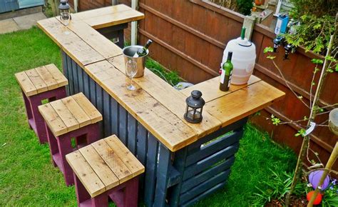 This step by step diy project is about how to build an outdoor bar.building a wooden bar for your backyard is easy, provided you use proper plans and tools. DIY Pallets Garden Bar | Home Design, Garden ...