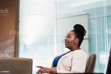 비즈니스 회의에 아프리카계 미국인 사업가 한 명의 여자만에 대한 스톡 사진 및 기타 이미지 한 명의 여자만 심각한