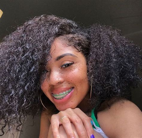 Pin By 𝓣𝐫𝐨𝐩𝐢𝐜𝐚𝐥𝓒𝐮𝐫𝐥𝐬 🏌🏻‍♀️ On ‘brace Face Curly Hair Styles