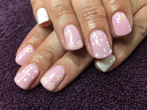Pink and white nails with daisy nail art | Daisy nails, Light pink