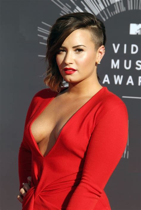 Demi Lovato Bio Net Worth Measurements Body Statistics Height Affairs Age Hotclbs
