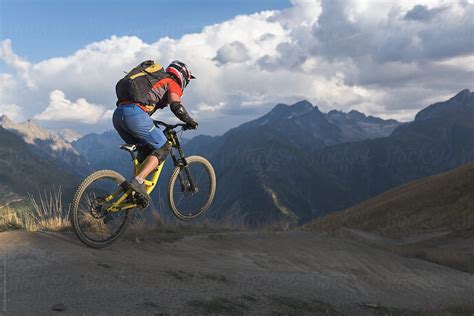 Male Biker Riding Mtb Downhill Backcountry Trail Del Colaborador De Stocksy Ibex Media Stocksy