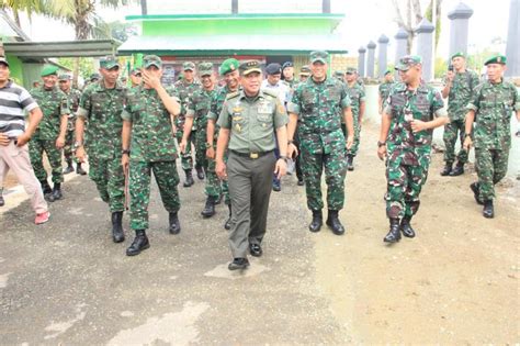 Pilote imprimante hp 2136 : Inspektur Jenderal TNI Kunjungi Satgas Yonif Para Raider ...