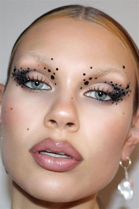 The Biggest Tiktok Beauty Trends Of 2021 From 90s Makeup To Soap Brows