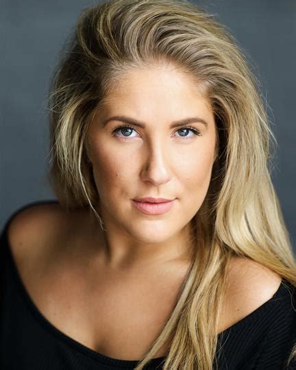 Es una de las modelos más reconocidas en colombia, propietaria de su propia marca de productos de cuidado personal que llevan su nombre. Natalie Paris | Performers | Stage Faves