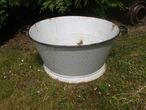 Sobald die badewanne gut vorbereitet und perfekt trocken ist, muss sie vollständig geschliffen werden, um die alte beschichtung und farbe zu entfernen. 1a-Sammlerartikel - alte weiße emaille Wanne, Emaillewanne ...