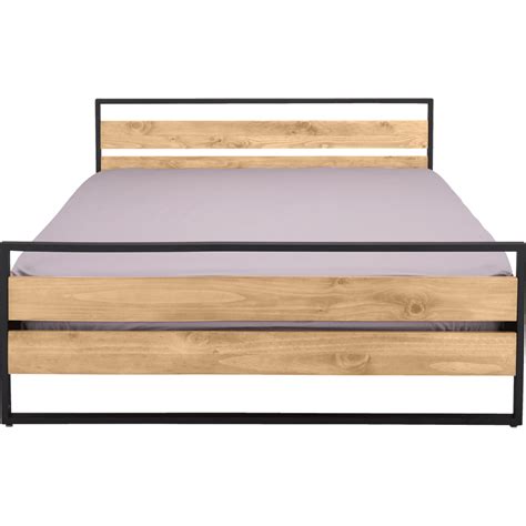 Une tête de lit design à la finition imitation chêne cendré qui vous offrira une chambre ambiance loft. Lit 2 place bois et métal avec tête et pieds de lit ...