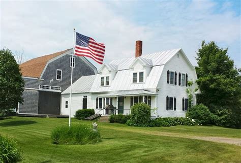 7 White Farmhouses That Will Convince You To Pack Up And Move To The