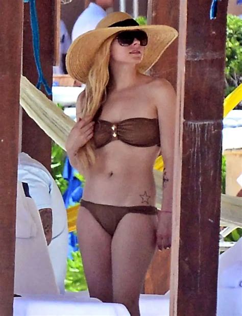 Avril Lavigne In Bikini At A Beach In Mexico Hawtcelebs
