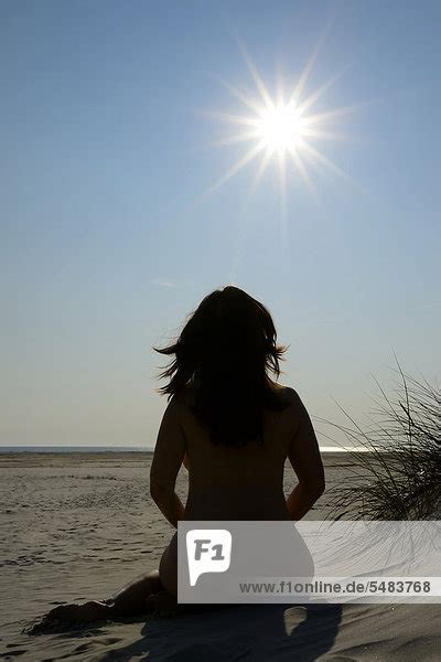Sonnenanbeterin Frau Beim Sonnenbad In Den D Nen Fkk Nordseeinsel