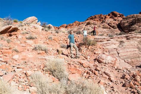 Two Fun Short Hikes To Do At Red Rock Canyon Las Vegas Canyon Red Rock Places To Visit