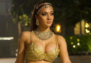 Bhojpuri Actress Namrata Malla Dances Sexy Wearing A Bra Video Blows