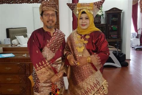 √ Gambar + Nama Pakaian Adat Sumatera Barat dan Keterangannya