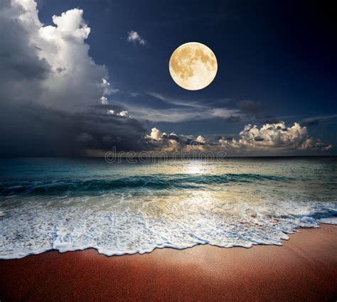 Playa De Arena Y Luna Por La Noche Imagen De Archivo Imagen De