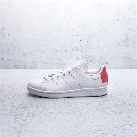 Adidas stan smith tennis shoes usually feature green trim and have perforated signature adidas stripes at the sides, for a subtle finish. TENIS ADIDAS ORIGINALS MUJER STAN SMITH - agaval