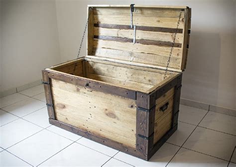Gracias a resoomer, vaya al meollo de los artículos para elaborar sus tesis y críticas. Cofre+hecho+con+palets+4.jpg (800×567) | Cofre de madera, Muebles con palets, Muebles con pallets