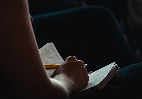 Penalaran induktif adalah cara berpikir yang berdasar pada kejadian yang khusus untuk memastikan teori, hukum, konsep yang umum. √ Lengkap Paragraf Argumentasi: Pengertian, Tujuan, Ciri ...