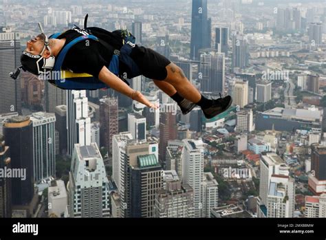 Base Jumper Springen Vom Kuala Lumpur Tower Während Des Jährlichen Kl