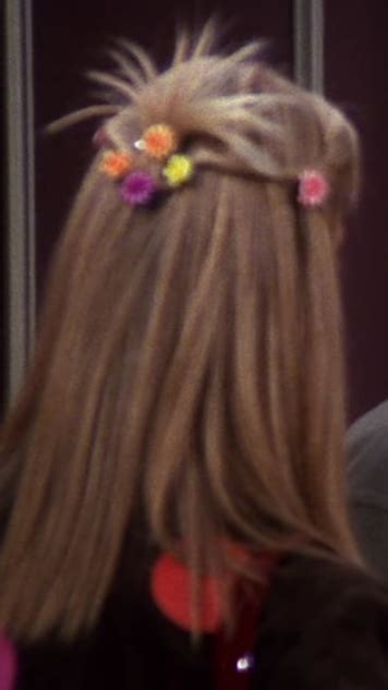 Phoebe friends now friends, phoebe, lisa kudrow, 567x700 in 156.5kb. Phoebe Buffay, Friends, hairstyle with colorful flowers ...