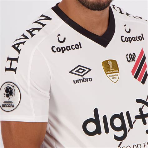 A oportunidade que o seu filho procura para aprender a jogar futebol lugar de família é no estádio: Camisa Umbro Athletico Paranaense II 2019 Patch Copa Sul ...