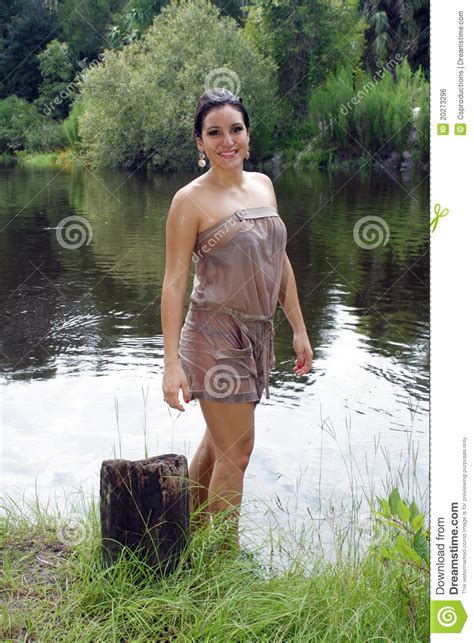 Brunette Hermoso En Un Río Foto De Archivo Imagen De Latina 20273296