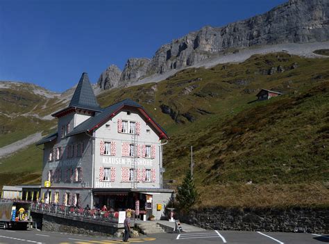Somewhat unusually, the boundary between the two cantons does not lie at the summit of the pass. Chli Glatten, Topo, Sky Line, Poker, Bergführer, Hölzler ...