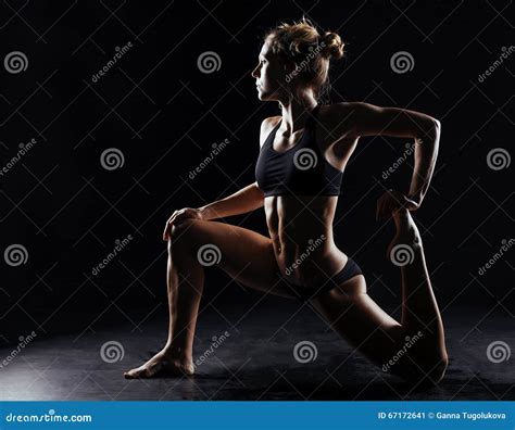 Metta In Mostra La Donna Di Forma Fisica Che Fa L Yoga Su Fondo Nero Immagine Stock Immagine