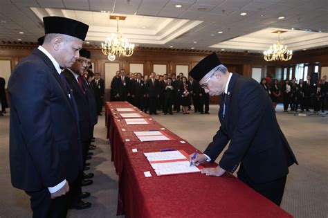 Contoh surat pernyataan pakta integritas bermaterai serotoh. Pimpinan OJK Tanda Tangani Pakta Integritas - Iconomics
