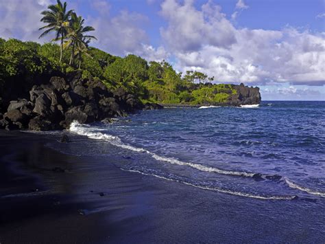 Black Sand Beach At Waianapanapa State Park Maui Hawaii By Leslie Ware