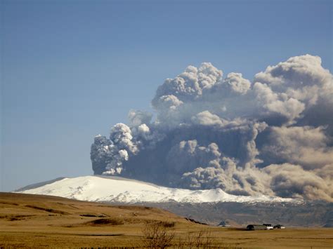 L île possède 130 volcans actifs environ qui s arrangent en environ trente. ISLANDE:Eruption volcan "Eyjafjallajokull", le point...en ...