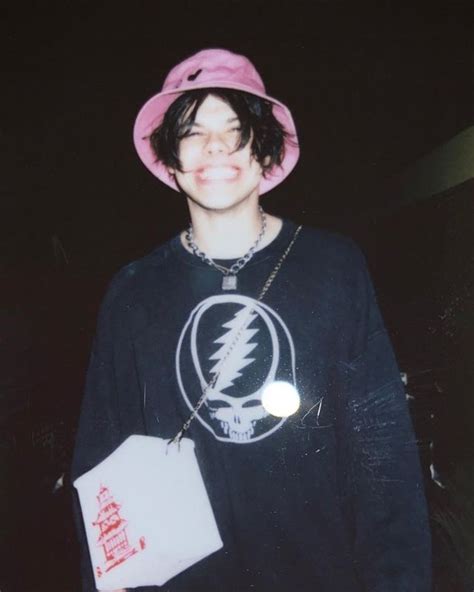 black hearts pink bucket hat worn by yungblud on his instagram account yungblud spotern