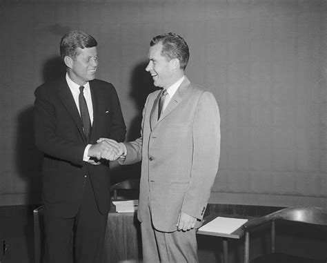 One bookend features a high relief profile john f. Słynne debaty prezydenckie: J.F. Kennedy vs. R. Nixon, L ...